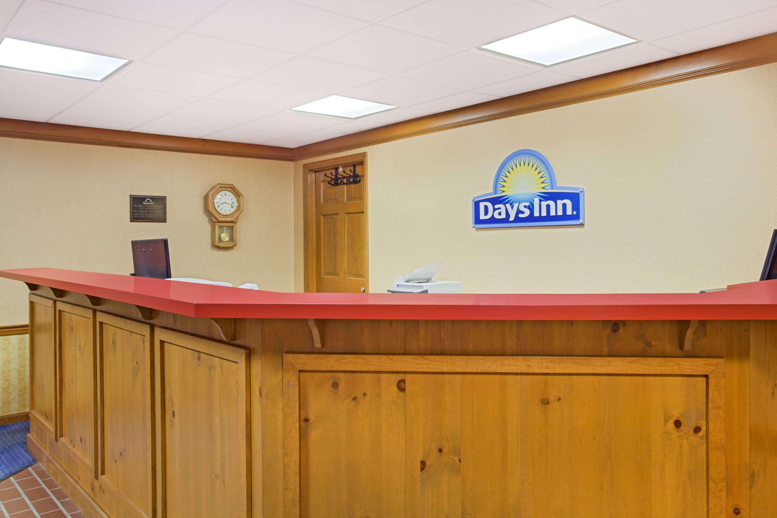 Days Inn By Wyndham Auburn Exterior photo